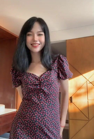 3. Sexy Jkaajiang Shows Cleavage in Dress