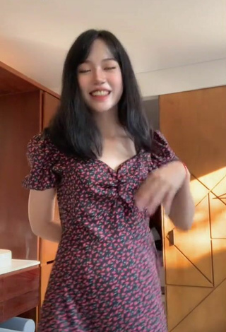 4. Sexy Jkaajiang Shows Cleavage in Dress