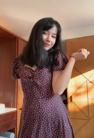 5. Sexy Jkaajiang Shows Cleavage in Dress