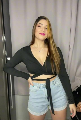 4. Sexy Juliana Oliveira Shows Cleavage in Black Crop Top and Bouncing Boobs
