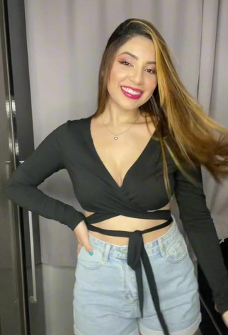 5. Sexy Juliana Oliveira Shows Cleavage in Black Crop Top and Bouncing Boobs