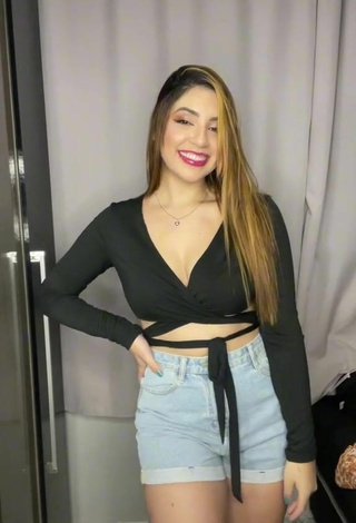 6. Sexy Juliana Oliveira Shows Cleavage in Black Crop Top and Bouncing Boobs