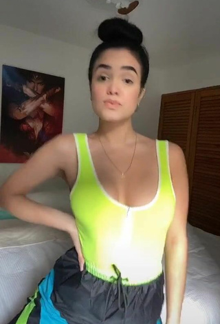KeyZaraOfficial Demonstrates Sexy Cleavage and Bouncing Tits