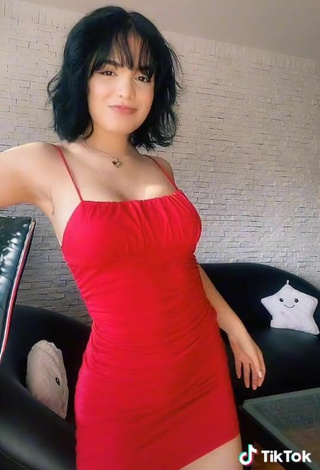 4. Sweetie KeyZaraOfficial Shows Cleavage in Red Dress