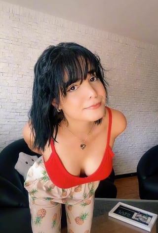 1. Sexy KeyZaraOfficial Shows Cleavage in Red Crop Top and Bouncing Breasts