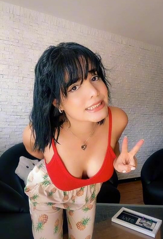 2. Sexy KeyZaraOfficial Shows Cleavage in Red Crop Top and Bouncing Breasts