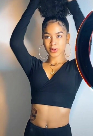 2. Lanii Kay shows Sexy Black Crop Top and Cleavage