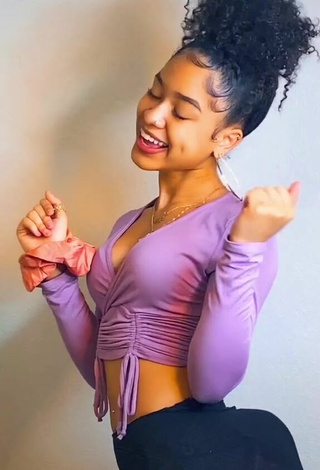 1. Lanii Kay Looks Attractive in Purple Crop Top