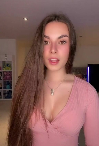 3. Hottest Lauren Alexis Shows Cleavage in Pink Crop Top and Bouncing Boobs