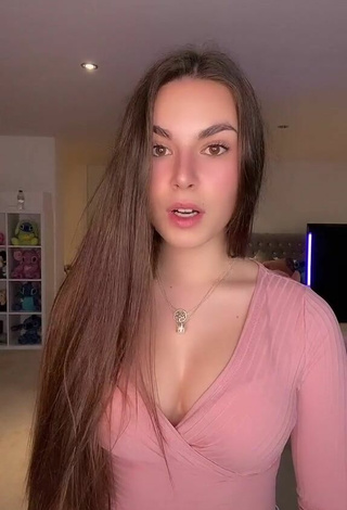 4. Hottest Lauren Alexis Shows Cleavage in Pink Crop Top and Bouncing Boobs