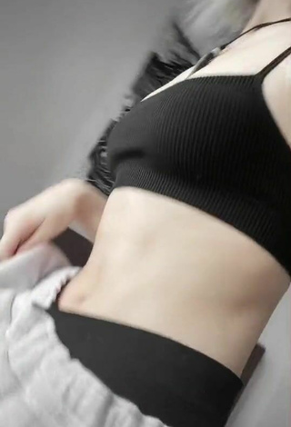 5. Alluring Lee Loo Shows Cleavage in Erotic Black Crop Top