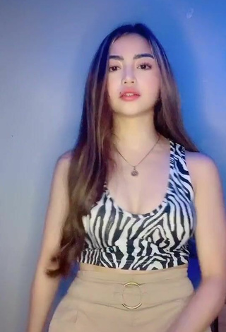 2. Lovely Lea Jane Shows Cleavage in Zebra Crop Top and Bouncing Breasts