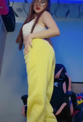 Hot Lea Jane in Yellow Pants while Twerking