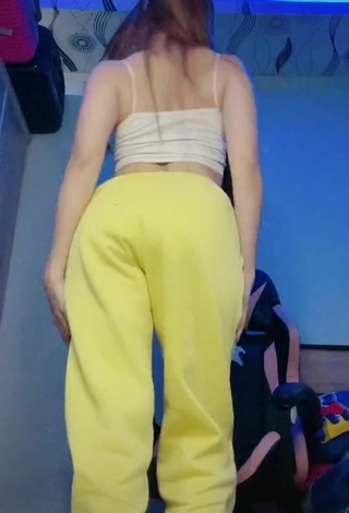 2. Hot Lea Jane in Yellow Pants while Twerking