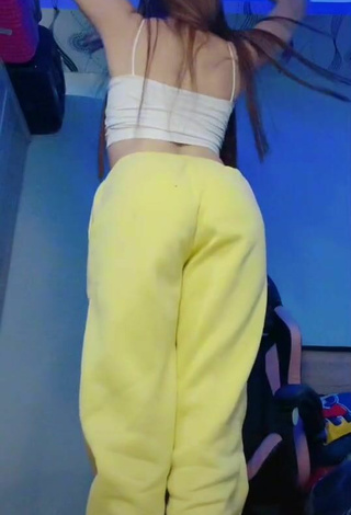 3. Hot Lea Jane in Yellow Pants while Twerking