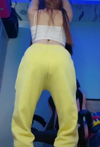 4. Hot Lea Jane in Yellow Pants while Twerking