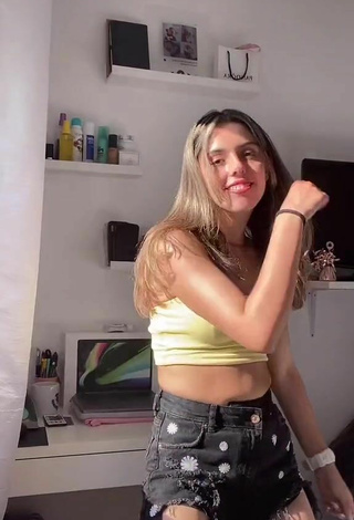 3. Hot Leonor Filipa Shows Cleavage in Yellow Crop Top