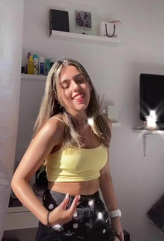 4. Hot Leonor Filipa Shows Cleavage in Yellow Crop Top