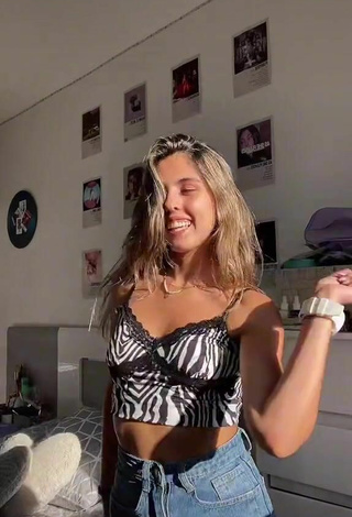 Sexy Leonor Filipa Shows Cleavage in Zebra Crop Top