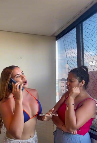 4. Sexy Leyla Arrais Shows Cleavage in Bikini Top