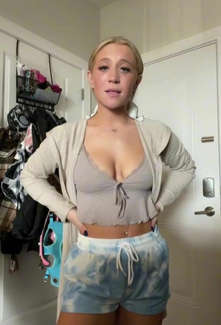 Sexy Lizzy Wurst Shows Cleavage in Grey Crop Top and Bouncing Boobs