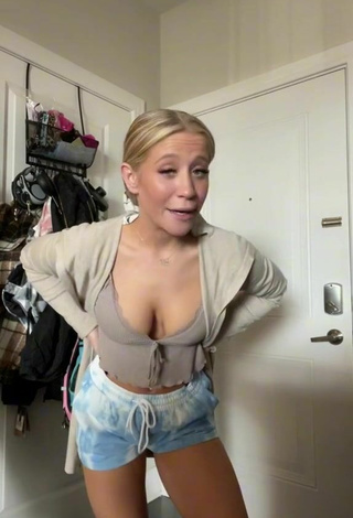 2. Sexy Lizzy Wurst Shows Cleavage in Grey Crop Top and Bouncing Boobs