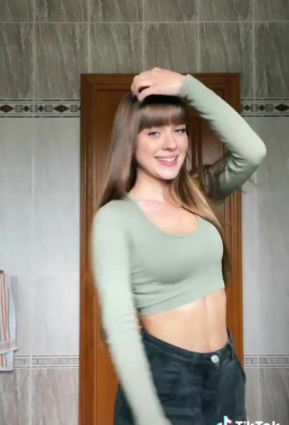 5. Erotic Lucía Ballesteros Shows Cleavage in Green Crop Top
