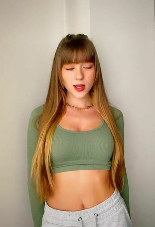 1. Amazing Lucía Ballesteros Shows Cleavage in Hot Green Crop Top