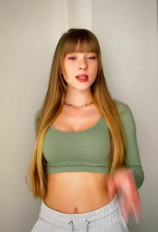 2. Amazing Lucía Ballesteros Shows Cleavage in Hot Green Crop Top
