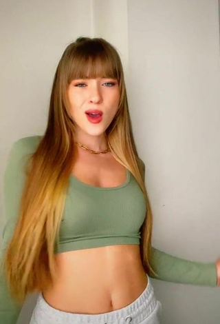 3. Amazing Lucía Ballesteros Shows Cleavage in Hot Green Crop Top