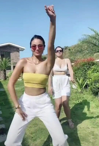 2. Sexy Maxine Medina Shows Cleavage