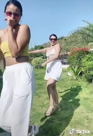 6. Sexy Maxine Medina Shows Cleavage