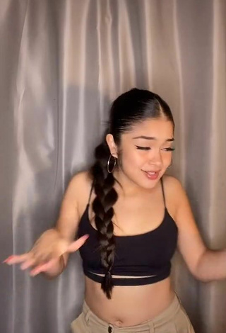 4. Sweetie Mayariif Shows Cleavage in Black Crop Top and Bouncing Tits