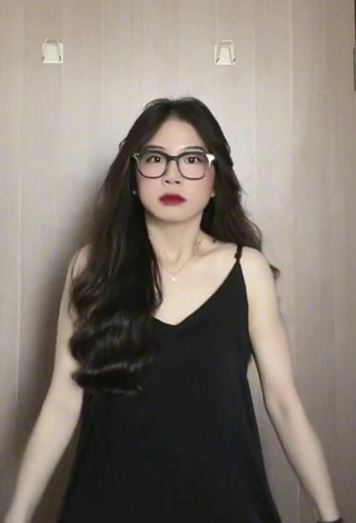 2. Sexy Vân Chòe Shows Cleavage in Black Dress