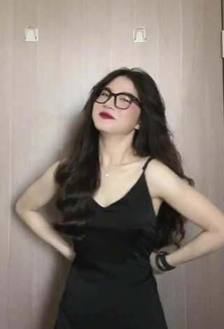 3. Sexy Vân Chòe Shows Cleavage in Black Dress
