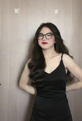 4. Sexy Vân Chòe Shows Cleavage in Black Dress