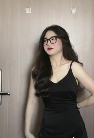 5. Sexy Vân Chòe Shows Cleavage in Black Dress