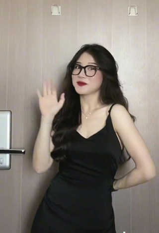 6. Sexy Vân Chòe Shows Cleavage in Black Dress