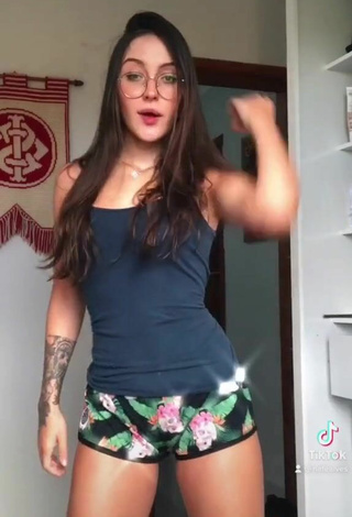 5. Sexy Nafê Alves Shows Cleavage in Black Tank Top