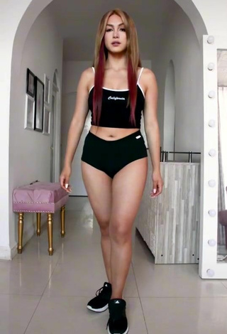 Sexy Nea Paz Shows Legs