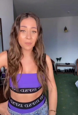 3. Sexy Nicole Cherry Shows Cleavage in Sport Bra