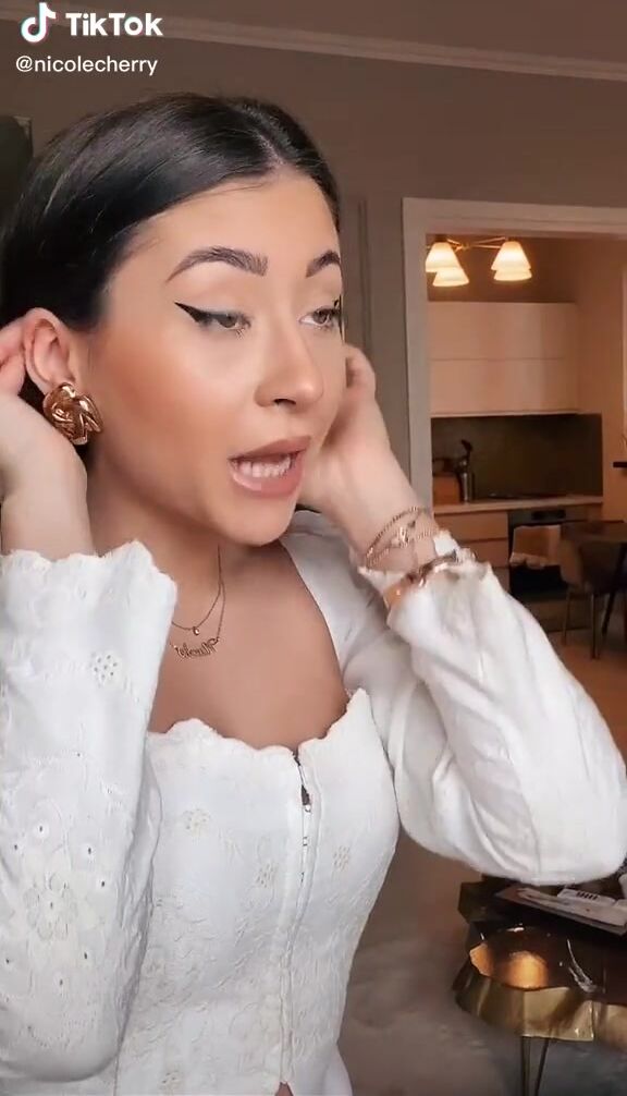 Hot Nicole Cherry Shows Cleavage | sexyfilter.com