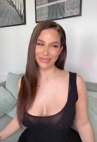 Gorgeous Océane Shows Cleavage and Bouncing Tits