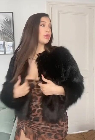 4. Seductive Océane Shows Cleavage and Bouncing Tits