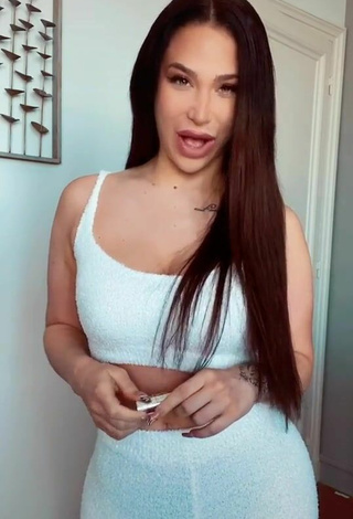 4. Sexy Océane Shows Cleavage in White Crop Top and Bouncing Tits