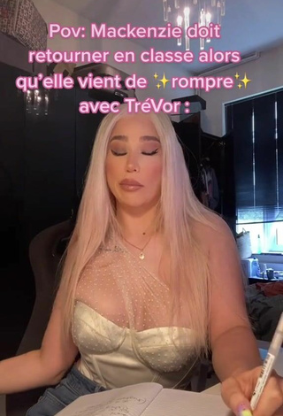Sexy Océane Shows Cleavage