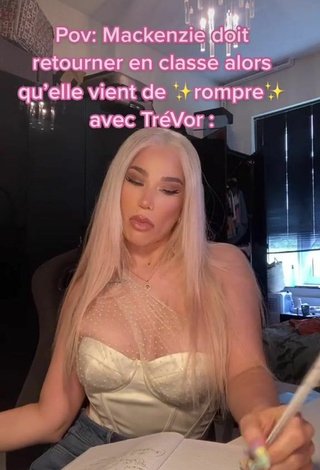 4. Sexy Océane Shows Cleavage