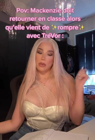5. Sexy Océane Shows Cleavage