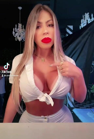3. Sexy Camila Xavier Shows Cleavage in White Crop Top