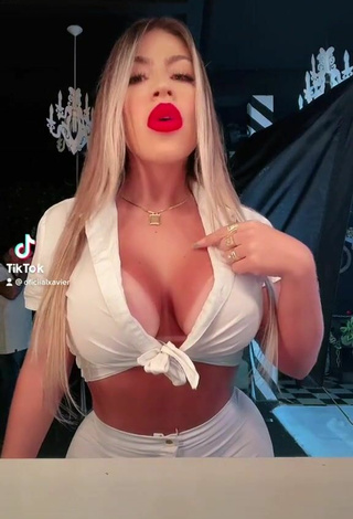 4. Sexy Camila Xavier Shows Cleavage in White Crop Top